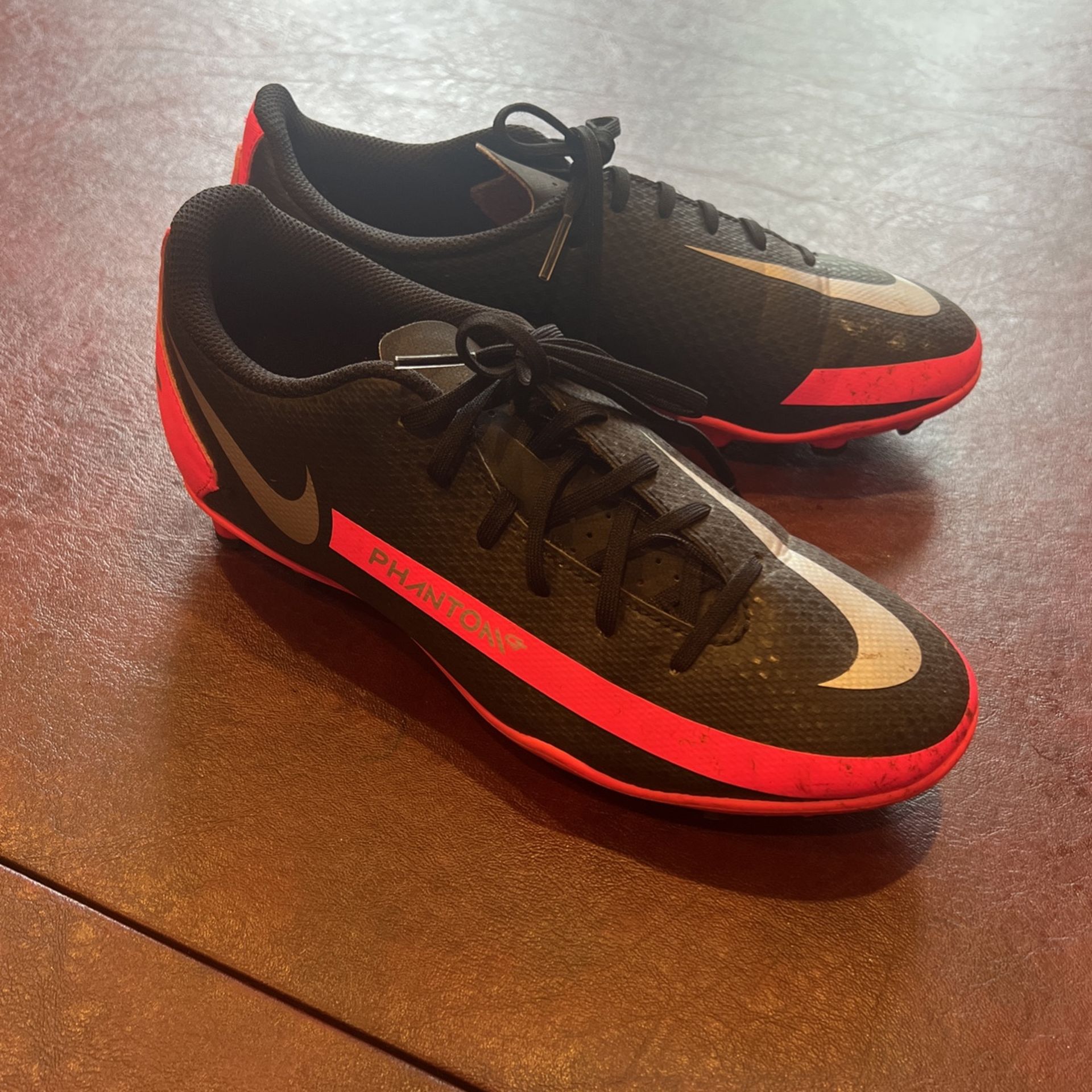 Nike Phantom Cleats Size 4 1/2 4.5