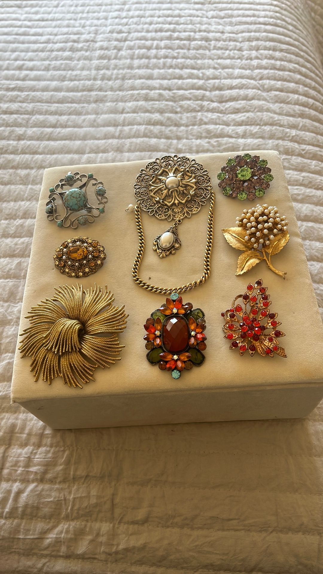 Vintage Brooches With Different Colors And Sizes