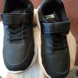 Boys tennis shoes SZ 32 UK