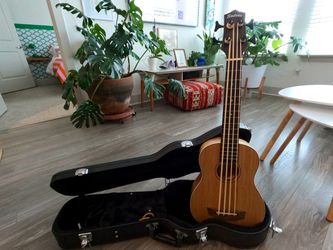 Hadean Acoustic-Electric Bass Ukulele + Fender Rumble 15 Amp Bundle