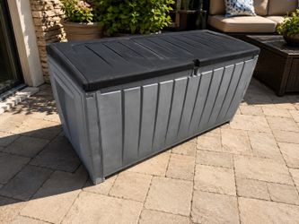 Keter Novel 90-Gallon Patio Deck Box Garden Home Storage Chest! Good condition! Lockable. Retails $150.99 48x22x25in
