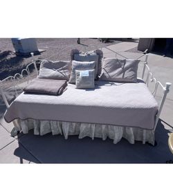 Day bed with all this hedging and pillows