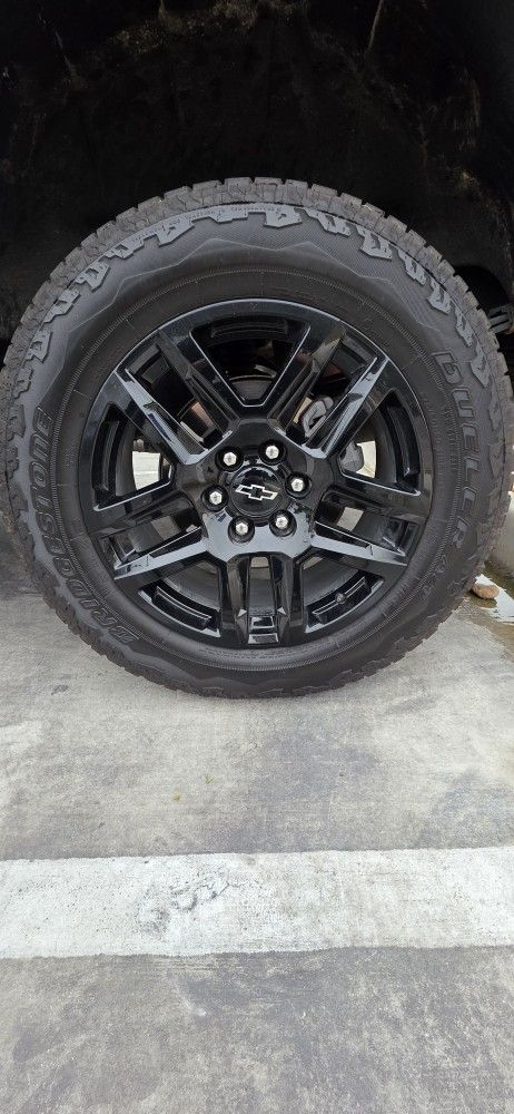2025 Chevy Trail Boss 20 Wheels And Bridgestone Dueler A/T 275 60R20