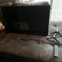 Vizio Smart TV w stands + wall mount +remote