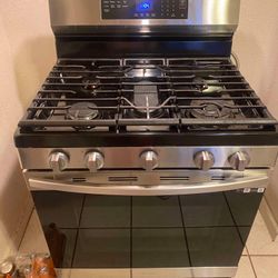 Gas Stove Range w Air Fry & Convection setting - Very Clean