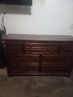 Gorgeous Dresser (7 drawers)