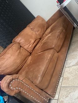 Sofa (needs left leg repair) see pic