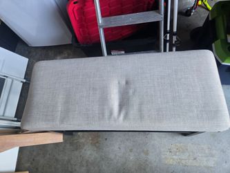 Like-New Upholstered Entryway Bench / Dining Bench – Stylish & Sturdy