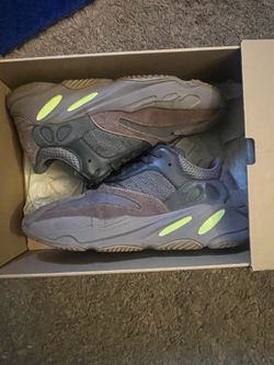 Yeezy adidas boost 700