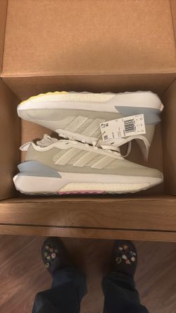 ADIDAS Avryn Running Size 9 1/2 Woman