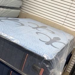 Stearns & Foaster Lux Hybrid Queen Size Mattress Firm $550 Only 