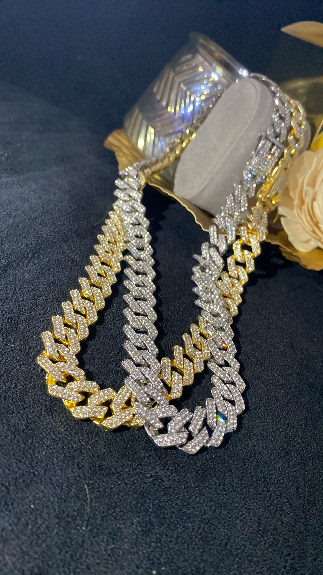 Two piece collection, 20 inch yellow and silver white