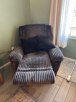 Reclining chair with pillows