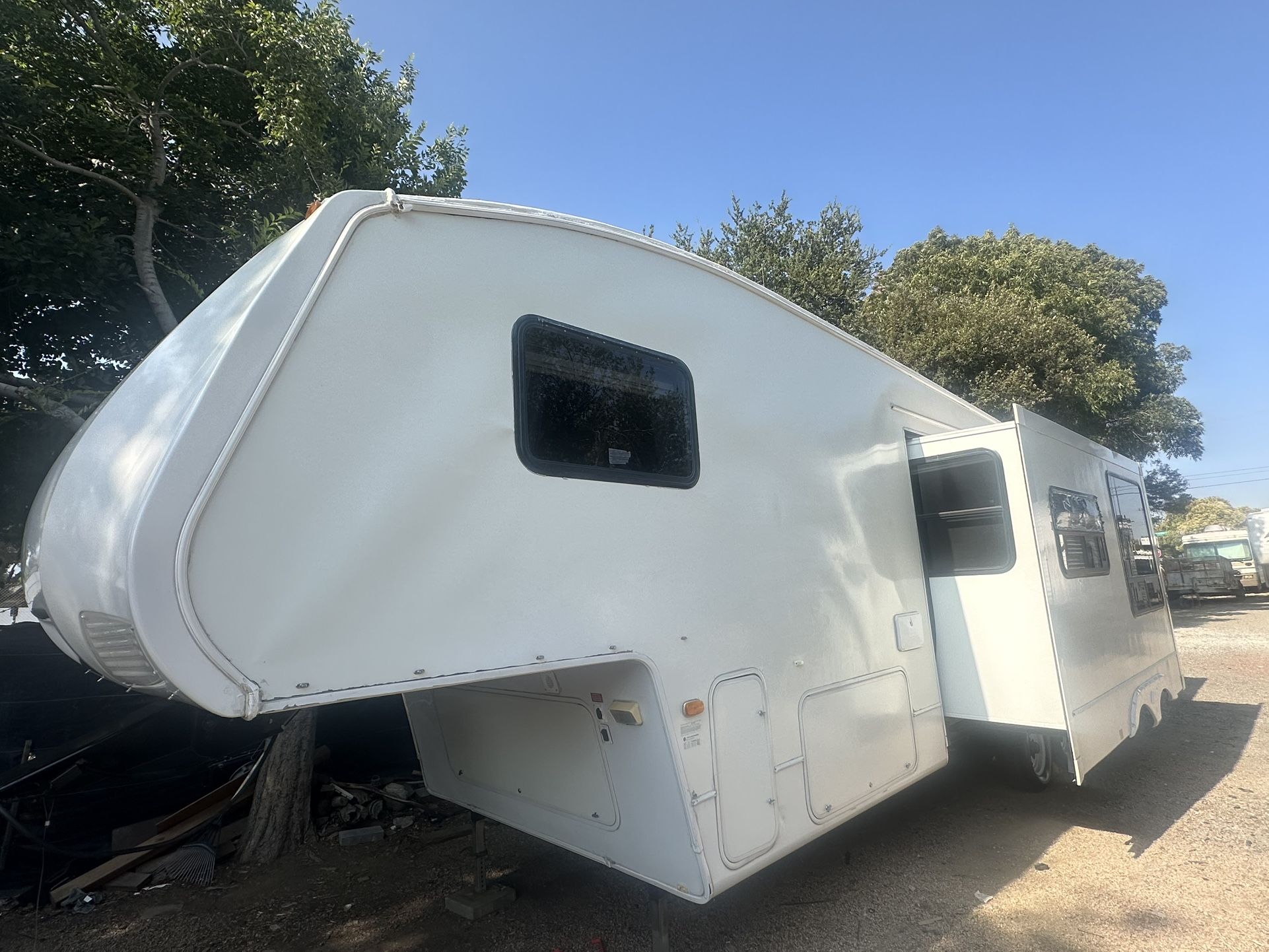 2007 Keystone Cougar 5th Wheel W/ Slide Out & Bunks