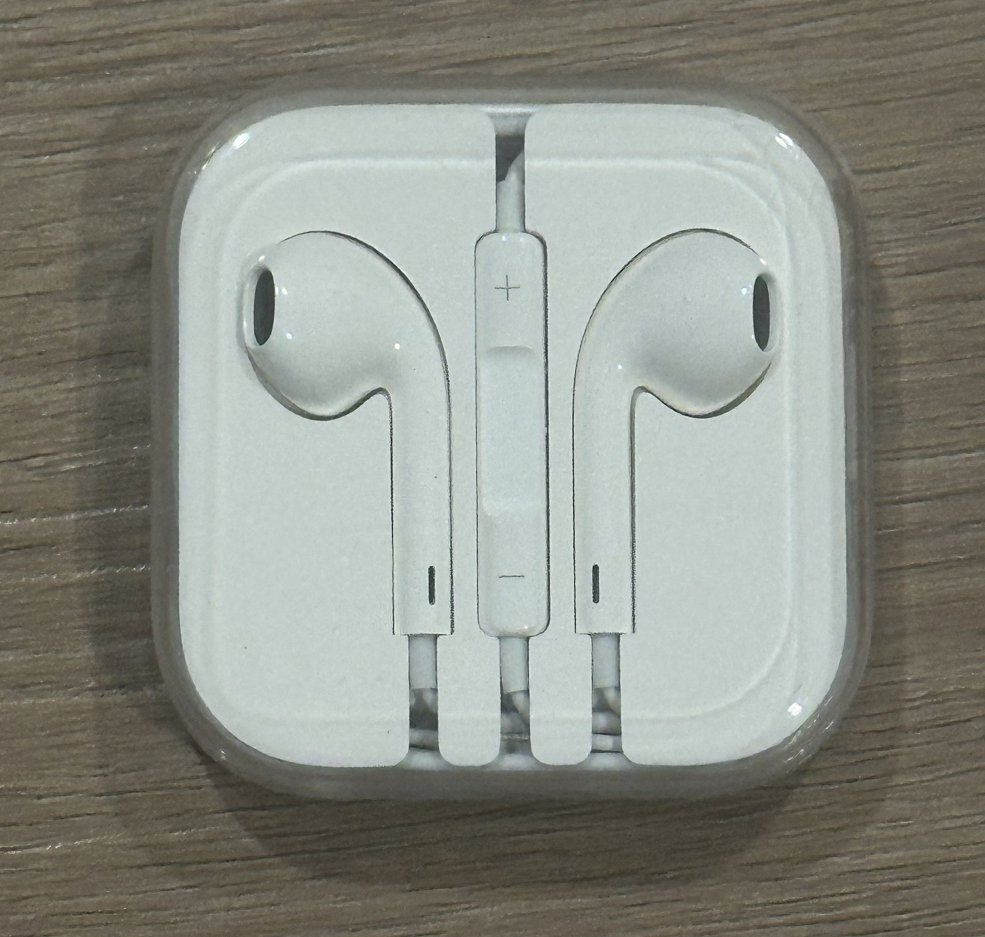 New Apple Wired EarPods 3.5 mm Headphone  Jack Earbuds