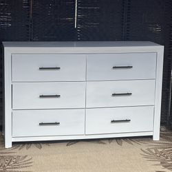 Living spaces white  6 Drawers Dresser like new 