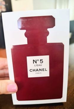 Beautiful Chanel num. 5.