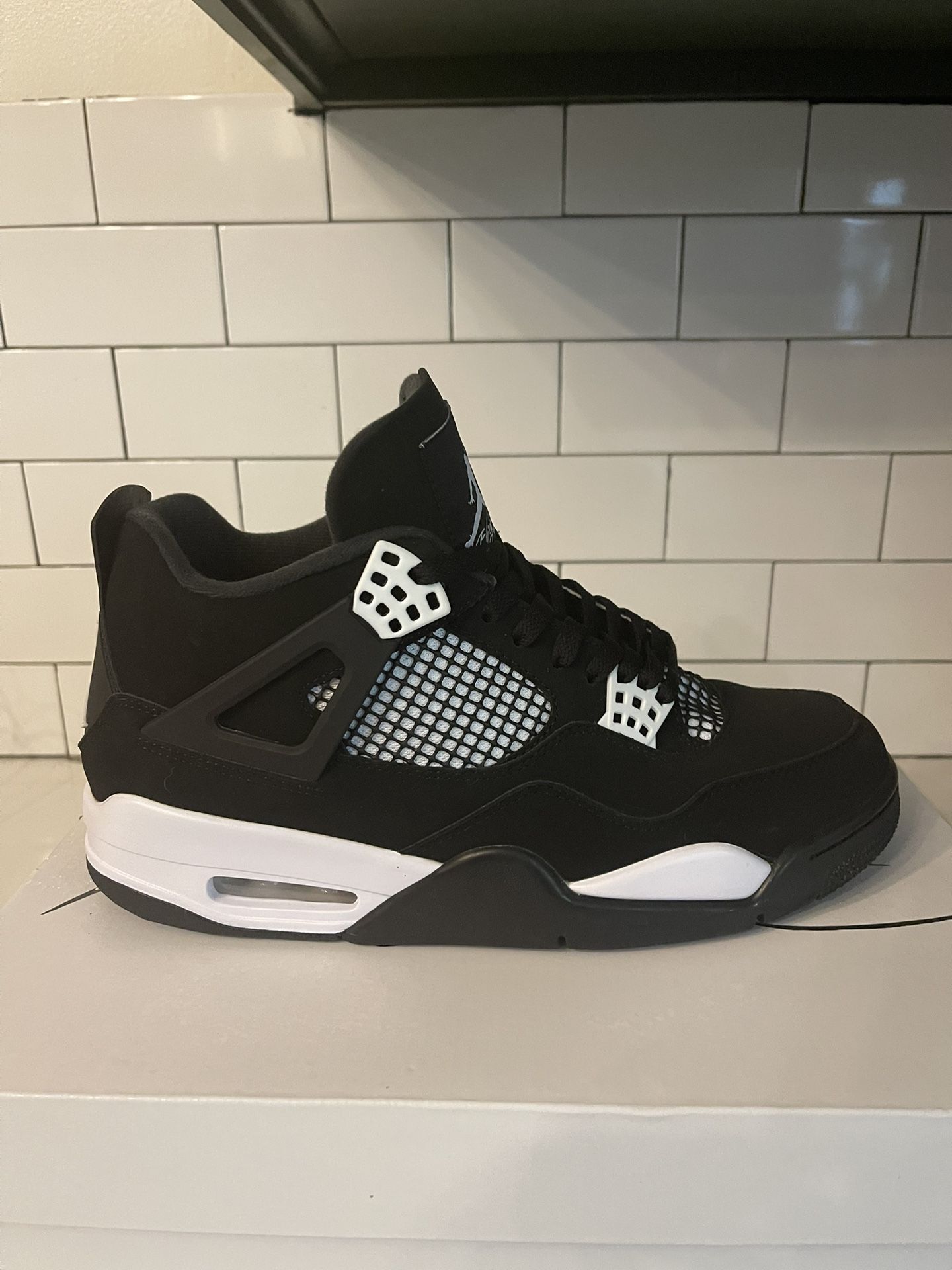 Men’s Jordan Retro 4 White Thunder Size 10.5.