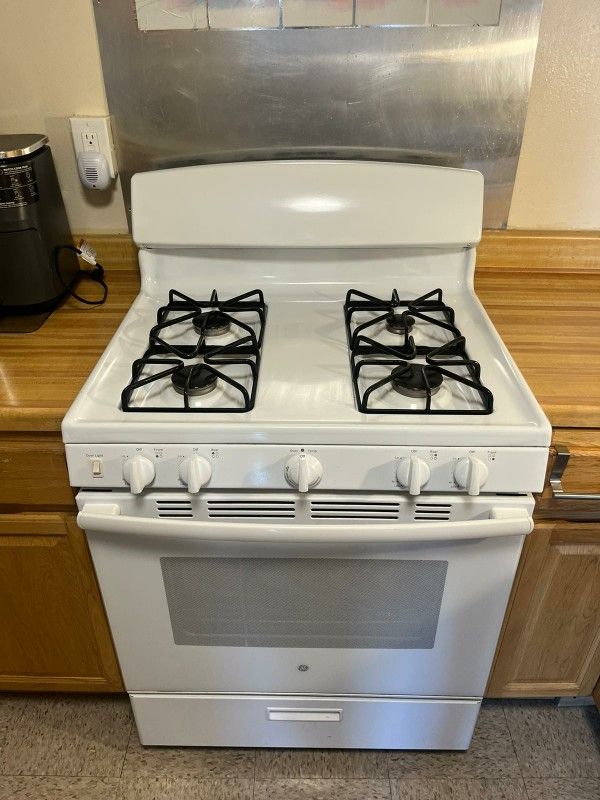 GE Refrigerator 28"w And Stove 30"w GE