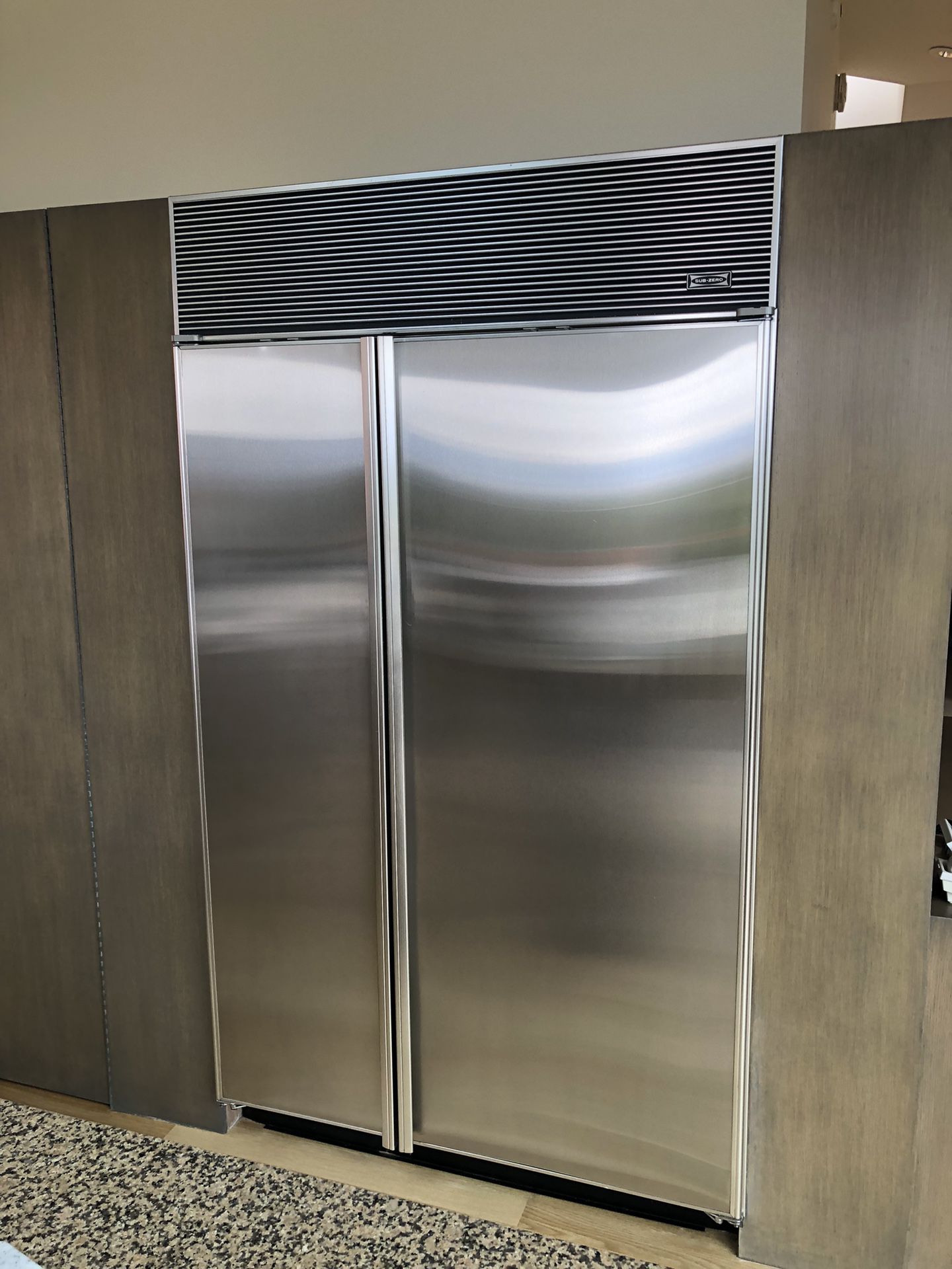SUB-ZERO refrigerator 