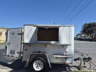 Trailer 6ft from the asphalt to the roof 4ft wide 7ft long