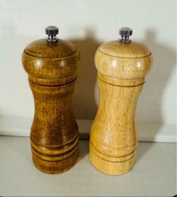 Wooden Salt & Pepper Shakers Spice Grinders NEW $20