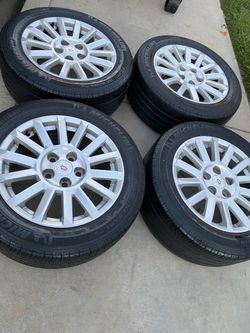 Cuatro llantas Michelin. Para un Cadillac