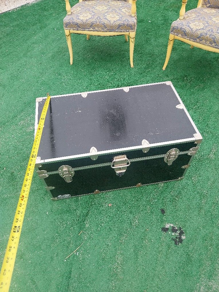 C&N Footlockers - Baúl de almacenamiento de graduados XL - Fabricado en los Estados Unidos - Reposapiés de acero para dormitorio