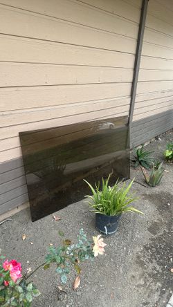 Free glass table