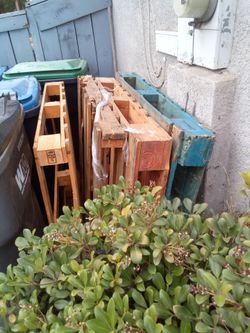 Free pallets message when you're ready if item is posted it's available please message me ready I have more available