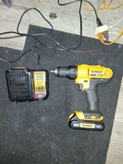 Dewalt 20 v max cordless drill , charger and one extra battery