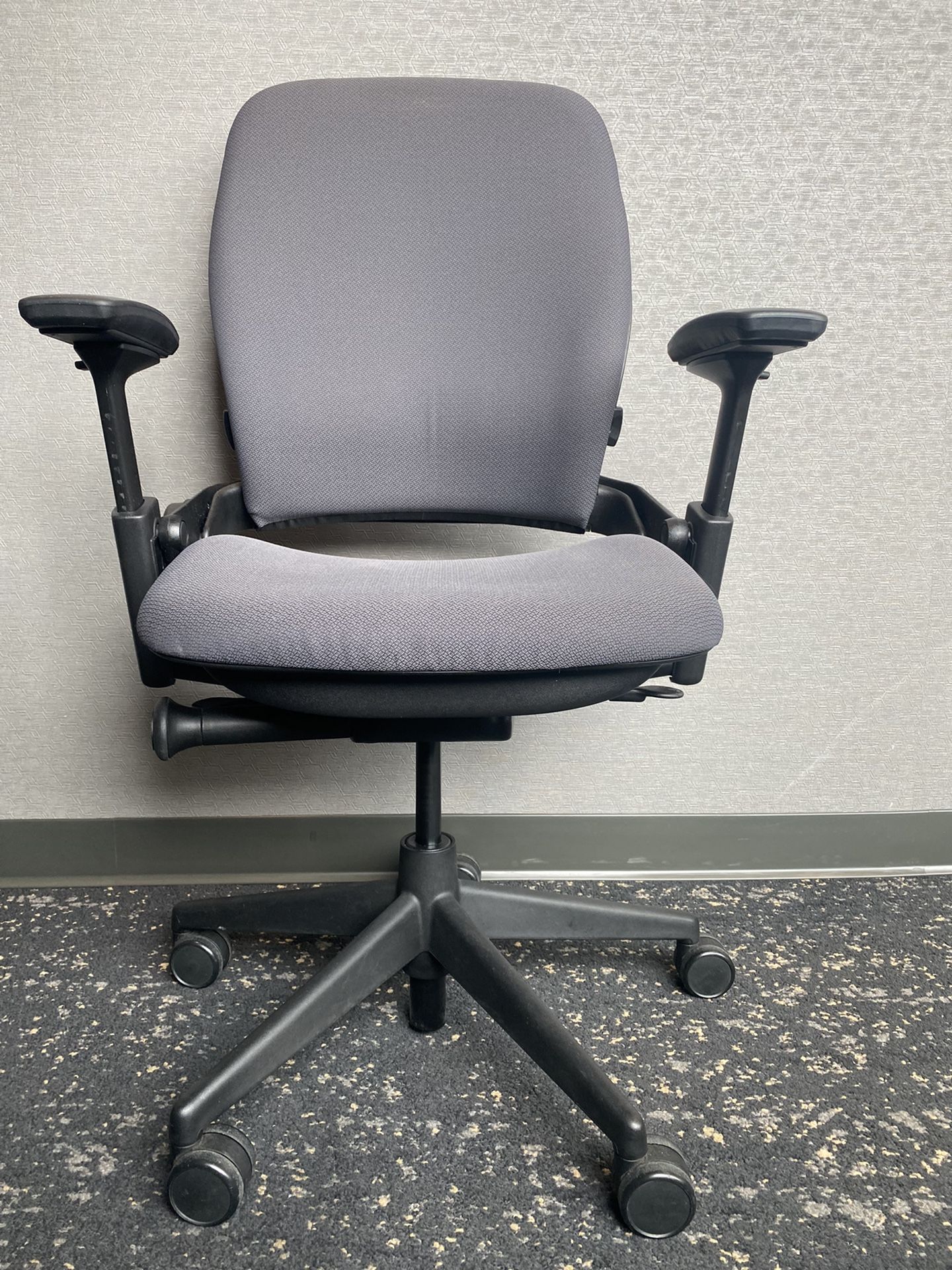 Steelcase Leap V2 ergonomic Office Chair In Gray
