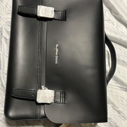 Bolsa DrMartens, Nueva de Piel Negra Suave $60