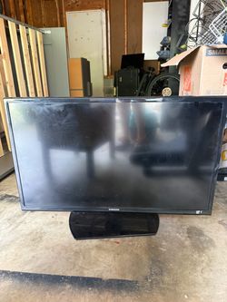 Samsung Flat Screen TV with Stand 32 in