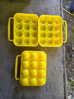 2 plastic chicken egg holders