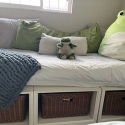 Pottery Barn Stratton Storage platform daybed with baskets