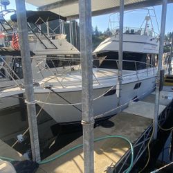 1989 Carver Aft Cabin Double Stateroom