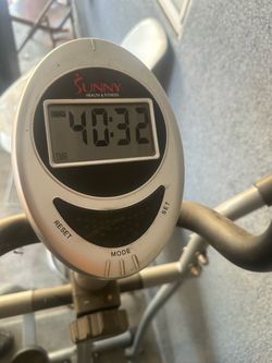 Sunny Health & Fitness in excellent condition. It works perfectly. Digital monitor with time, distance, calories and speed. Ideal for exercising at ho