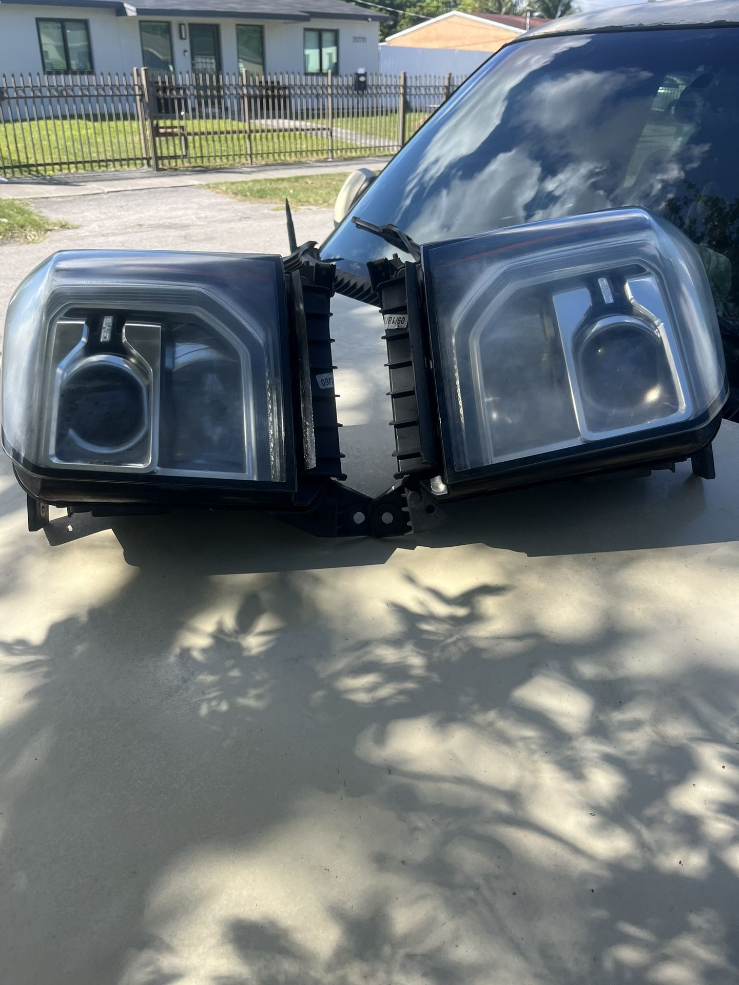 2016-19 GMC HEADLIGHTS