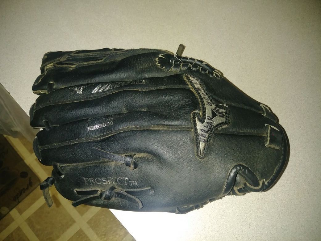 Used baseball glove 15$ great condition.