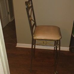 Set of 4 dining chairs in good condition.
Tan cushioned seats with sturdy metal frames.
Comfortable and great for a dining table, kitchen, or extra se