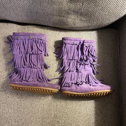 Minne T  Onka Oh, My God Size 12 Moccasins, 3 Layer Fringe Boot 
