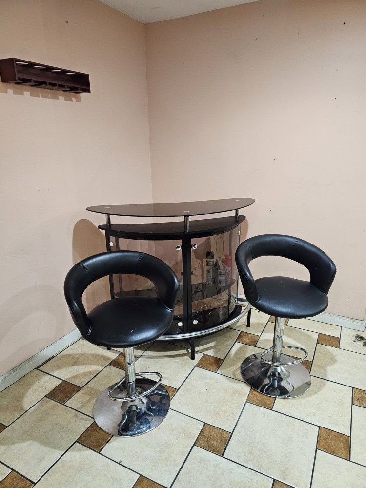 BAR GLASS 52" WIDE X 42" TALL WITH STOOLS SET,FOR SALE ALL TOGETHER CURVE BAR,LEATHER ADJUSTABLE STOOLS NICE AND CLEAN LUXURY DESIGN IF SOMEBODY INTER