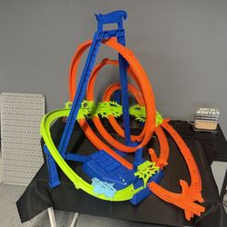 Hot Wheels Track Set with 5 Crash Zones, Motorized Booster, for Kids 5 Years & up