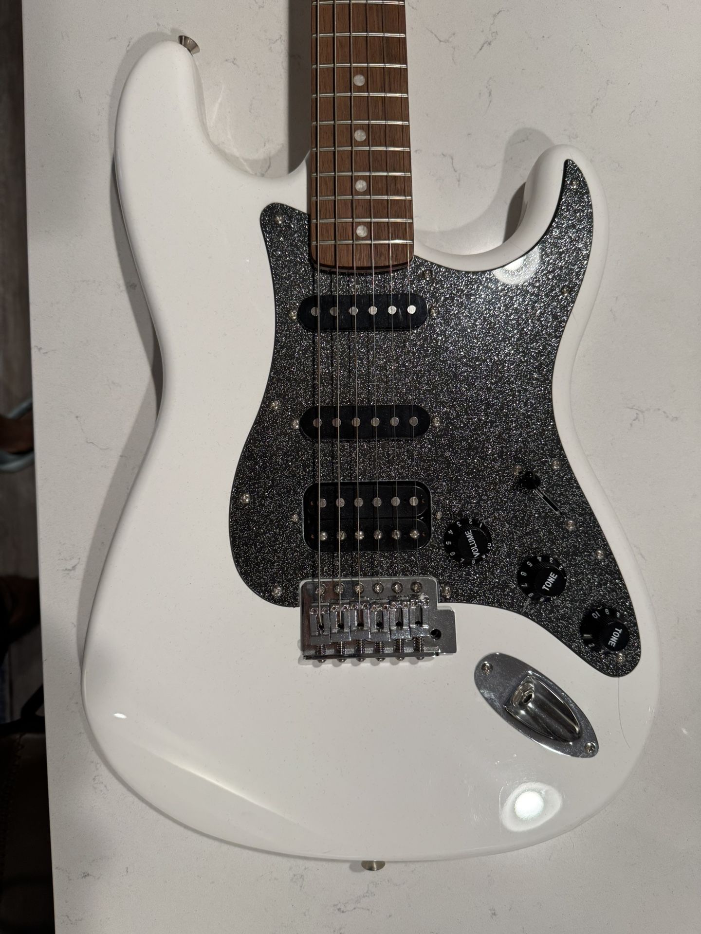 Squier Stratocaster HSS – White – Excellent Condition