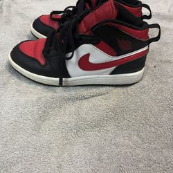 Size 1.5Y Boys Jordan 1 Mid Fire Red (PS) 
