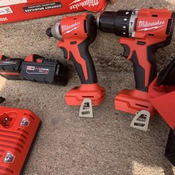Milwaukee M18 18-Volt Lithium-Ion Brushless Cordless Compact Hammer Drill/Impact Combo Kit (2-Tool) with (2) Batteries, Bag