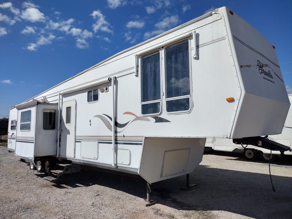 RV IN GREAT CONDITION 2 BED ROOM $8500 OBO FREE DELIVERY