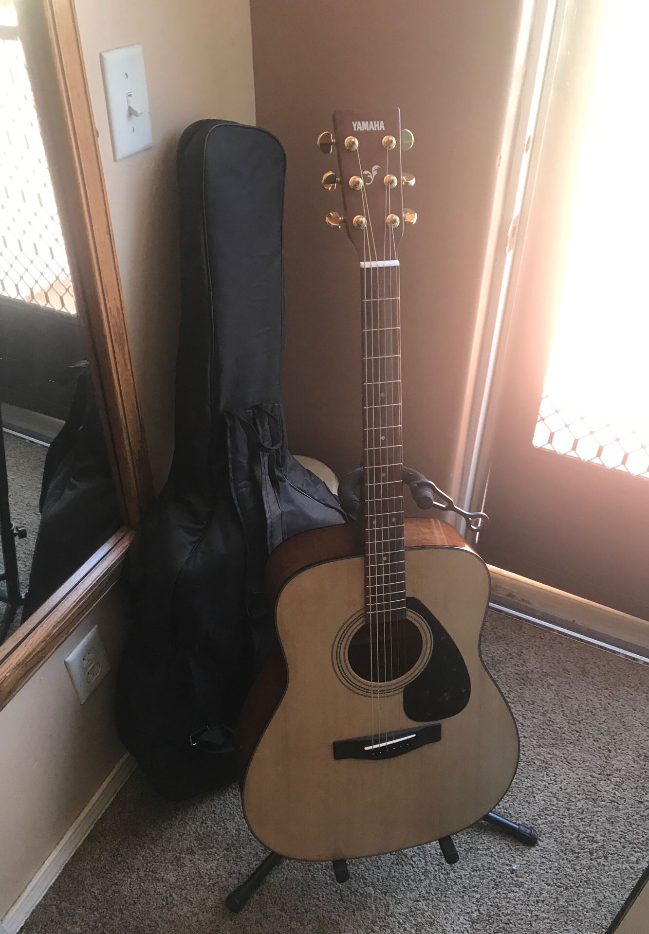 Acoustic Guitar YAMAHA F335 + Stand & Case