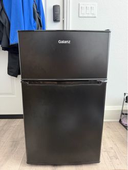 Galanz GL31BKE 3.1 cu ft Mini Fridge Top Freezer Black 2-Door Adjustable Shelves